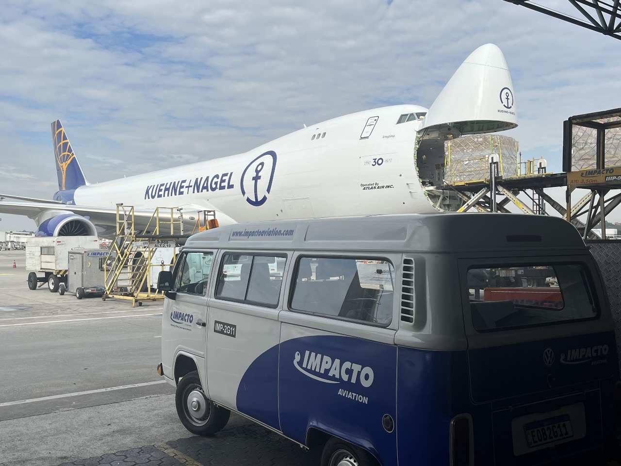 Impacto Aviation van next to an Atlas Air-operated cargo aircraft during loading