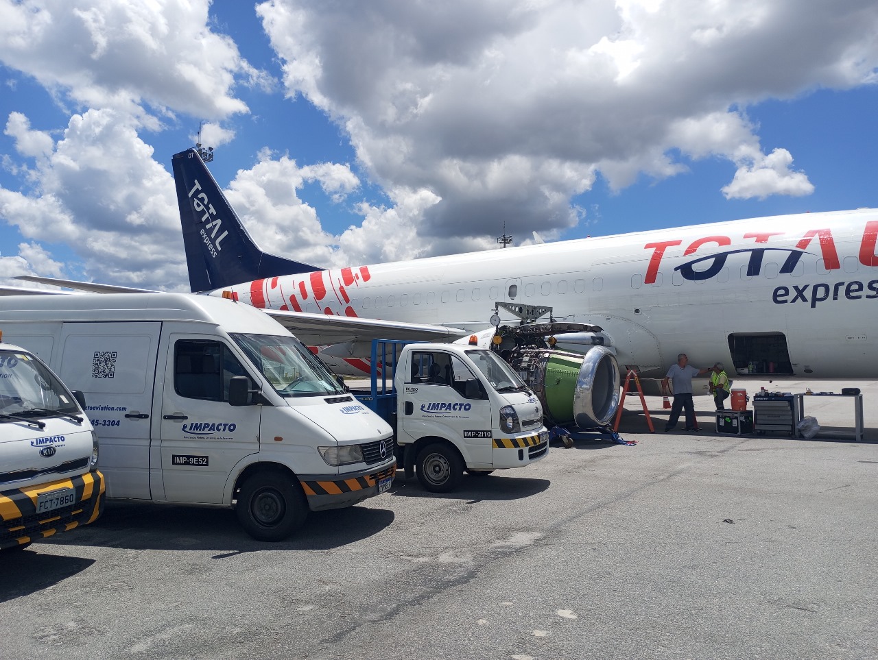 Impacto Aviation team performing engine maintenance on a cargo aircraft