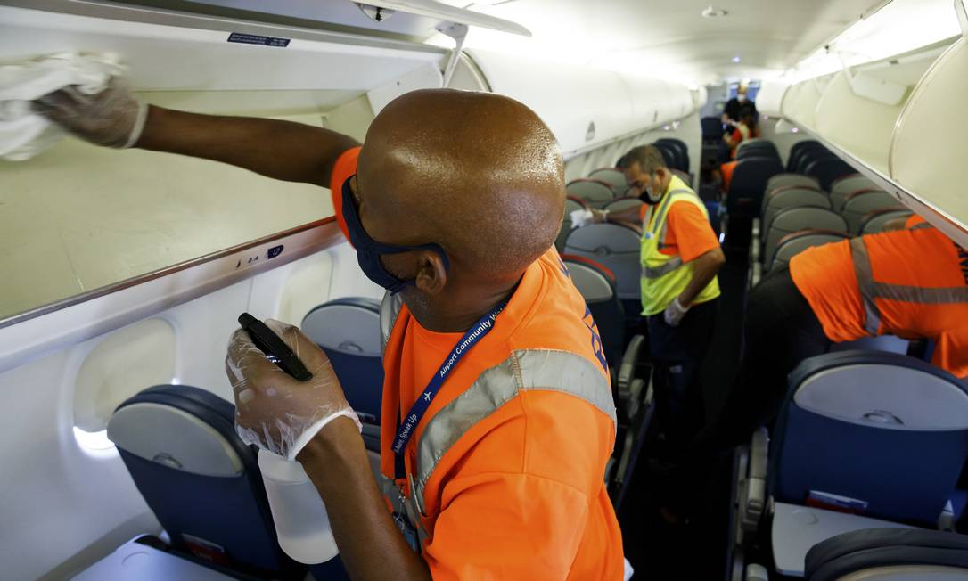 Overhead bin cleaning